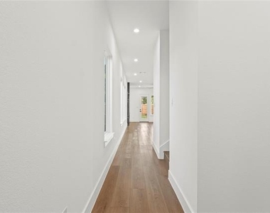 3523 S Harwood Street - Photo Thumbnail 9