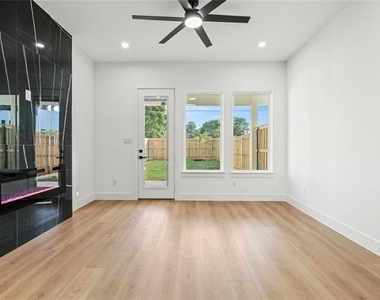 3523 S Harwood Street - Photo Thumbnail 2