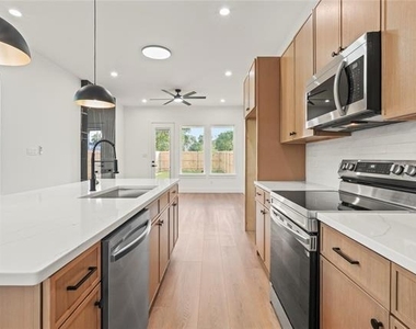 3523 S Harwood Street - Photo Thumbnail 7
