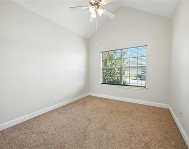 225 Glenview Drive - Photo Thumbnail 9