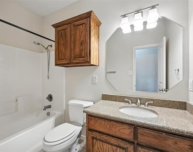 225 Glenview Drive - Photo Thumbnail 8