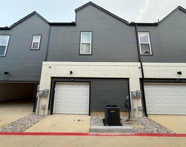 2219 Reserve Way - Photo Thumbnail 6