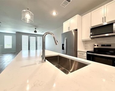 2219 Reserve Way - Photo Thumbnail 7
