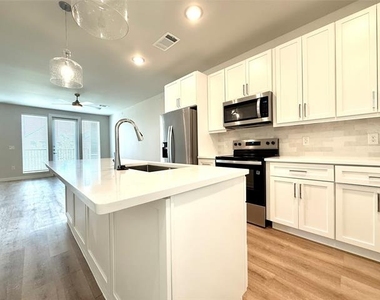 2219 Reserve Way - Photo Thumbnail 8