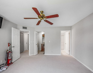 361 Sw South River Drive - Photo Thumbnail 13