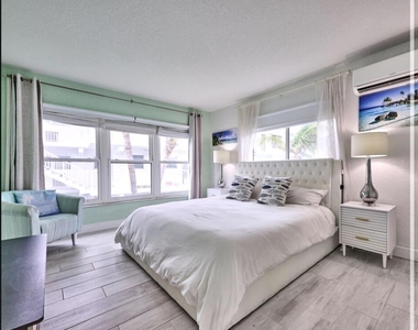 1043 Hillsboro - Photo Thumbnail 18