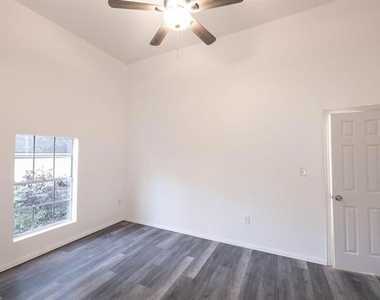 415 W 7th Street - Photo Thumbnail 9