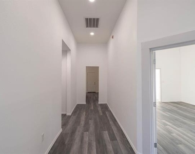415 W 7th Street - Photo Thumbnail 13