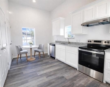 415 W 7th Street - Photo Thumbnail 7