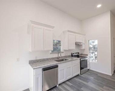 415 W 7th Street - Photo Thumbnail 8