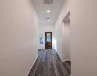 415 W 7th Street - Photo Thumbnail 12