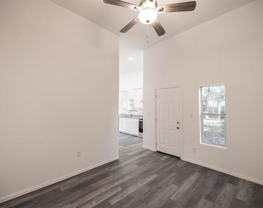 415 W 7th Street - Photo Thumbnail 3