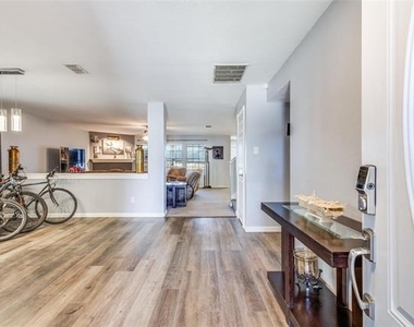 417 Niagara Falls Drive - Photo Thumbnail 3