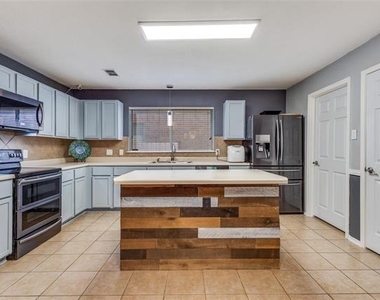 417 Niagara Falls Drive - Photo Thumbnail 8