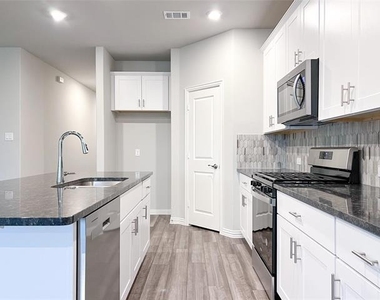 1204 Blue Ridge Place - Photo Thumbnail 6