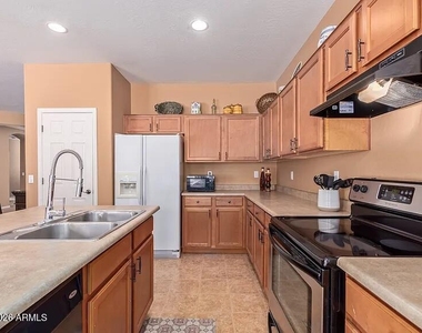 2310 W Spur Drive - Photo Thumbnail 14
