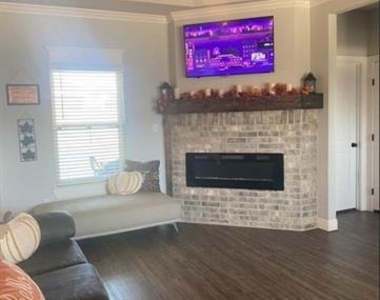 326 Bella Way - Photo Thumbnail 1