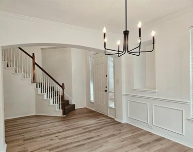 2040 Londonderry Drive - Photo Thumbnail 3