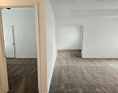 2040 Londonderry Drive - Photo Thumbnail 23