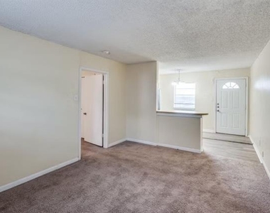 512 S Delaware Street - Photo Thumbnail 3