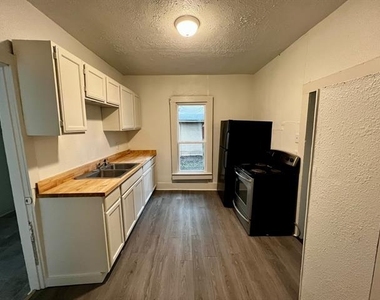 1020 Clinton Street - Photo Thumbnail 4