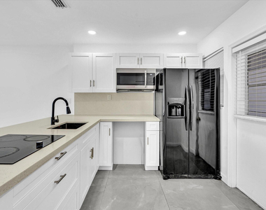 2451 Sw 82nd Avenue - Photo Thumbnail 2