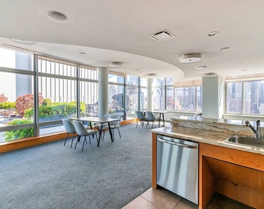 West 52nd Street - Photo Thumbnail 7