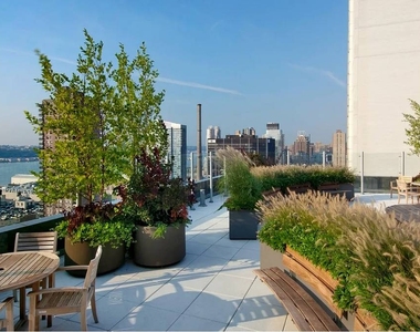 West 52nd Street - Photo Thumbnail 12