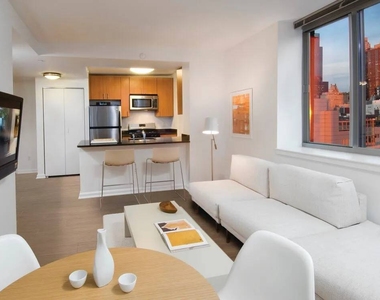 West 52nd Street - Photo Thumbnail 2
