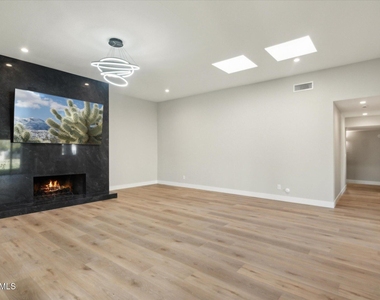 8882 N 82nd Lane - Photo Thumbnail 7