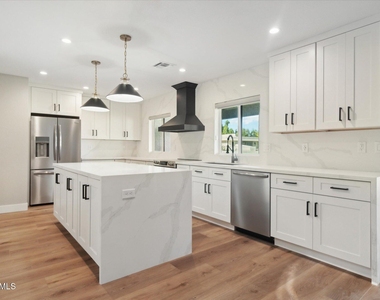 8882 N 82nd Lane - Photo Thumbnail 2