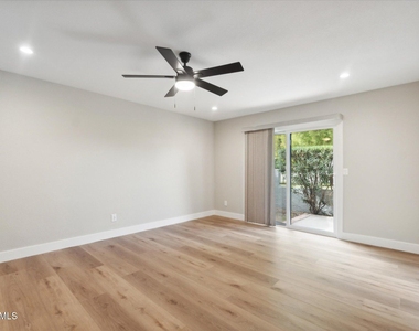 8882 N 82nd Lane - Photo Thumbnail 10