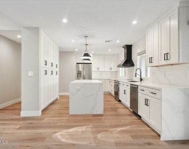 8882 N 82nd Lane - Photo Thumbnail 3