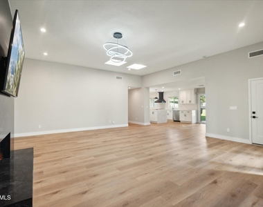 8882 N 82nd Lane - Photo Thumbnail 6