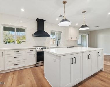 8882 N 82nd Lane - Photo Thumbnail 4