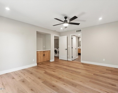 8882 N 82nd Lane - Photo Thumbnail 9