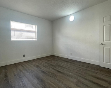651 Nw 42nd Court - Photo Thumbnail 12