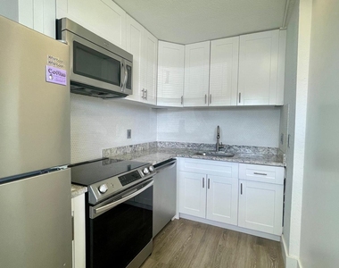651 Nw 42nd Court - Photo Thumbnail 4