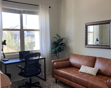 30998 W Earll Drive - Photo Thumbnail 16