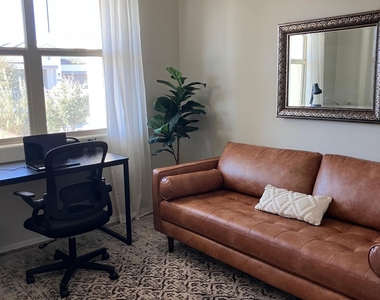 30998 W Earll Drive - Photo Thumbnail 17