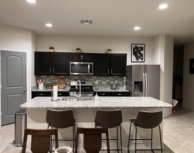 30998 W Earll Drive - Photo Thumbnail 12