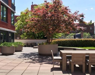 West 55th Street - Photo Thumbnail 8