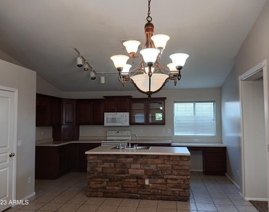 8074 N 109th Drive - Photo Thumbnail 6