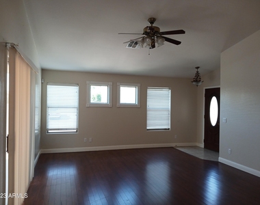 8074 N 109th Drive - Photo Thumbnail 5
