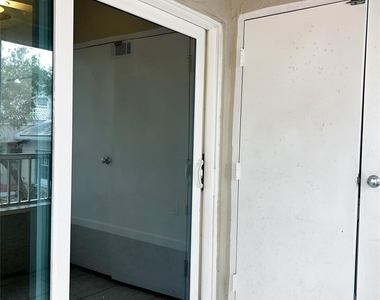 2850 N Oakland Forest Drive - Photo Thumbnail 16