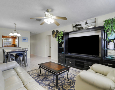 400 Fern Street - Photo Thumbnail 5