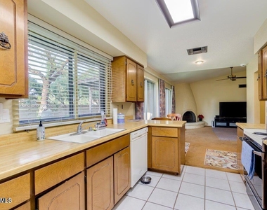 1536 E Gemini Drive - Photo Thumbnail 17