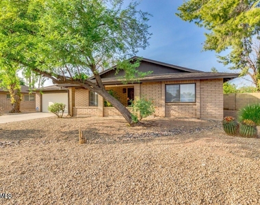 1536 E Gemini Drive - Photo Thumbnail 2