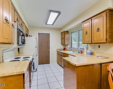1536 E Gemini Drive - Photo Thumbnail 15