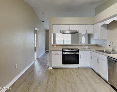 8907 W Roma Avenue - Photo Thumbnail 4